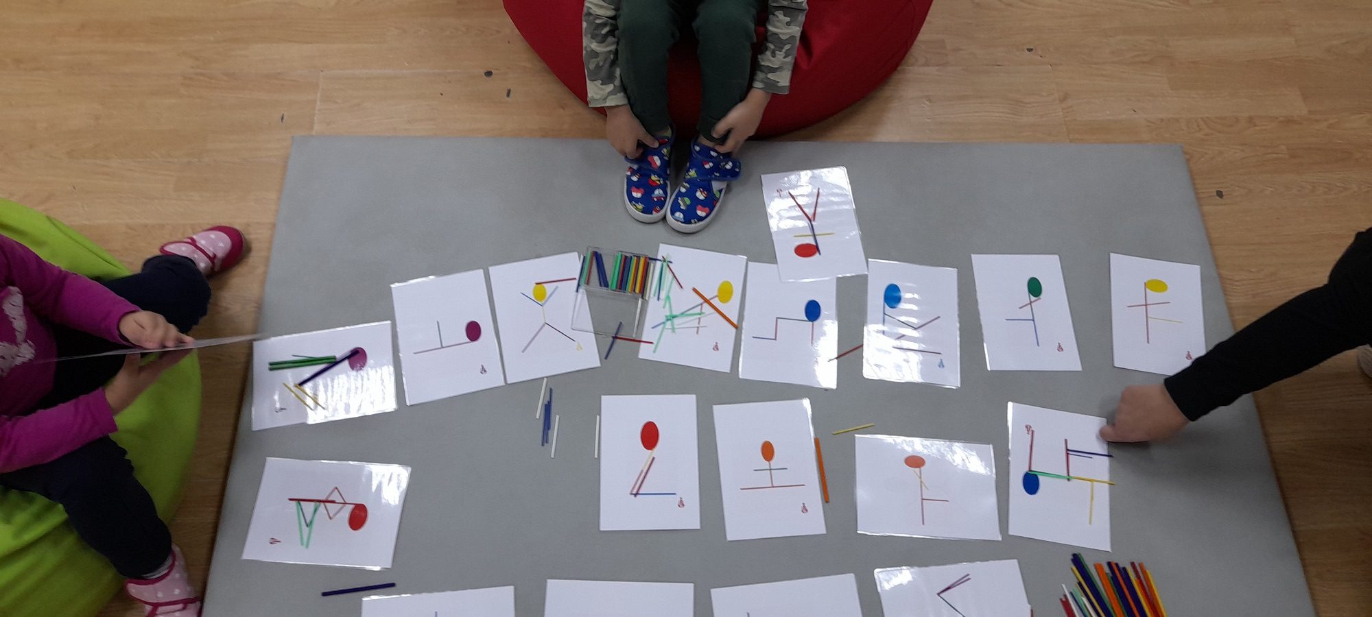 Kreativna radionica na kojoj deca oblikuju note u boji